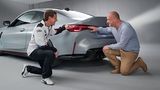 Produktmanager Sebastian Maier (li.) erklärt die 
Leichtbaumaßnahmen im BMW M4 CSL
