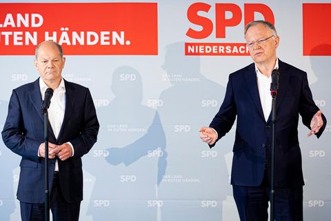 Olaf Scholz (l.) und Stephan Weil am vergangenen Wochenende beim Wahlkampfauftakt in Hildesheim. Am 9. Oktober wählen die Niedersachsen