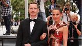 Alicia Vakander und ihr Ehemann Michael Fassbender erschienen als echtes Power-Paar auf dem Red Carpet. Die Schauspielerin trug ein gewagtes Kleid von Louis Vuitton.