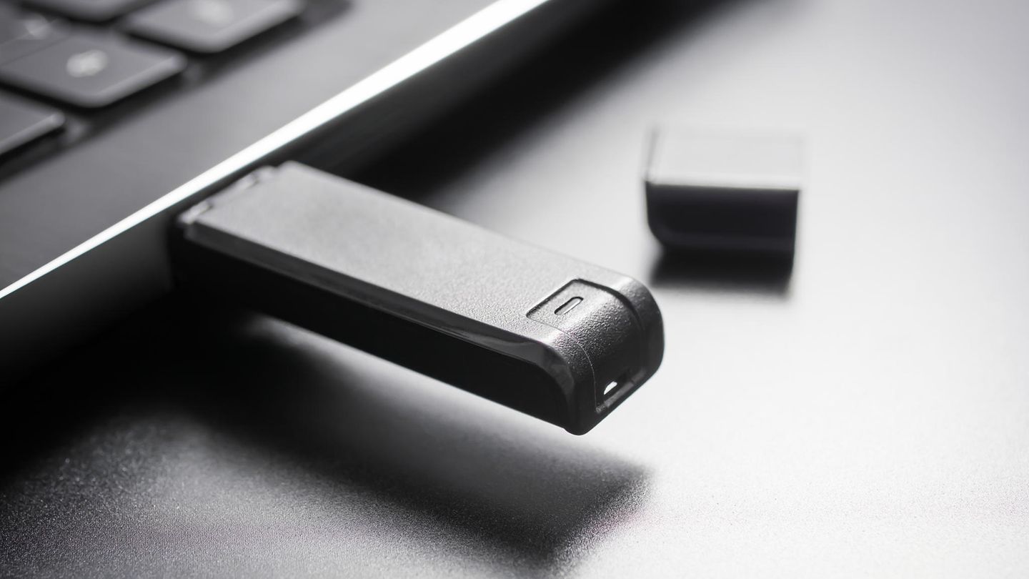 Creare una chiavetta USB avviabile: una chiavetta USB è inserita nel laptop.