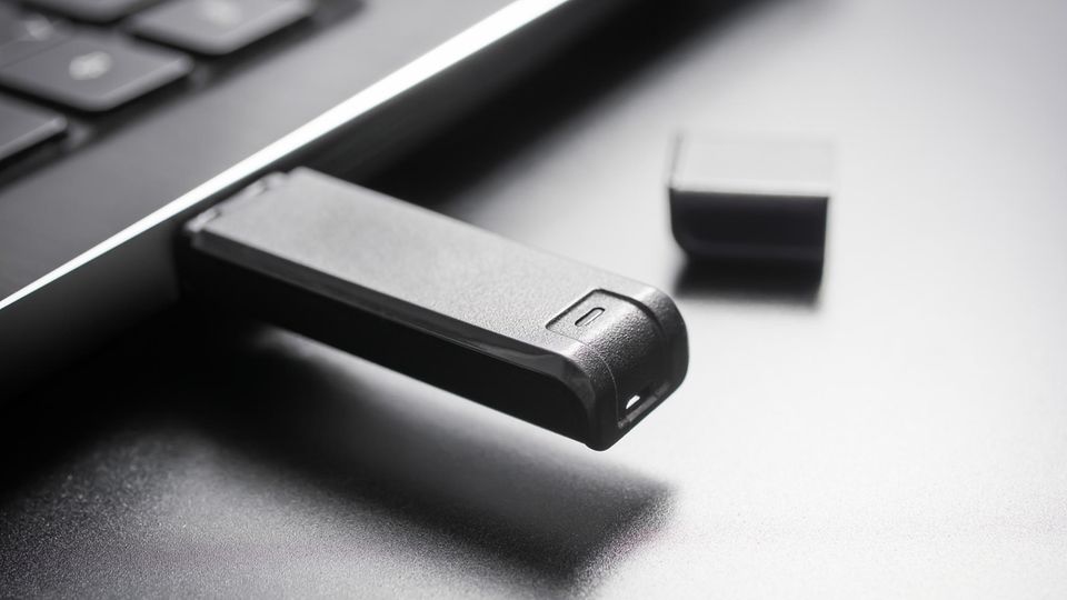 Bootfähigen USB-Stick erstellen: Ein USB-Stick steckt im Laptop.