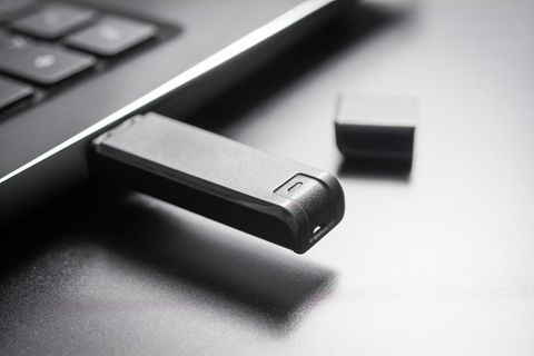 Bootfähigen USB-Stick erstellen: Ein USB-Stick steckt im Laptop.