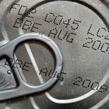 Bis zum Erreichen des MHD sollte ein Produkt normalerweise in Top-Zustand sein - also seinen vollen Geschmack behalten oder nicht matschig werden. Das setzt natürlich sachgemäße Aufbewahrung und eine intakte Verpackung voraus. Häufig sind die Lebensmittel noch nach Ablauf des MHDs einwandfrei genießbar. Machen Sie dafür eine Geruchs- oder auch eine Geschmacksprobe. Anders sieht es bei Lebensmitteln aus, die ein Verbrauchsdatum haben, z.B. abgepacktes Hackfleisch. Mit Ablauf des Verbrauchsdatums sollten Sie das Fleisch nicht mehr konsumieren.