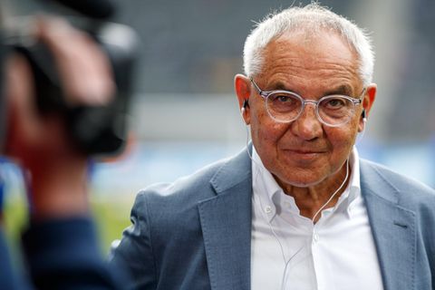 Felix Magath schaut leicht verschmitzt in die Kamera