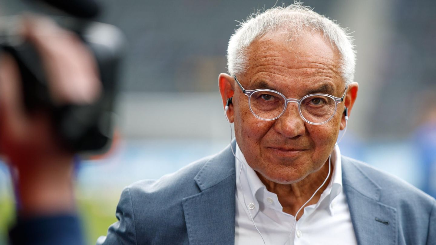 Felix Magath schaut leicht verschmitzt in die Kamera