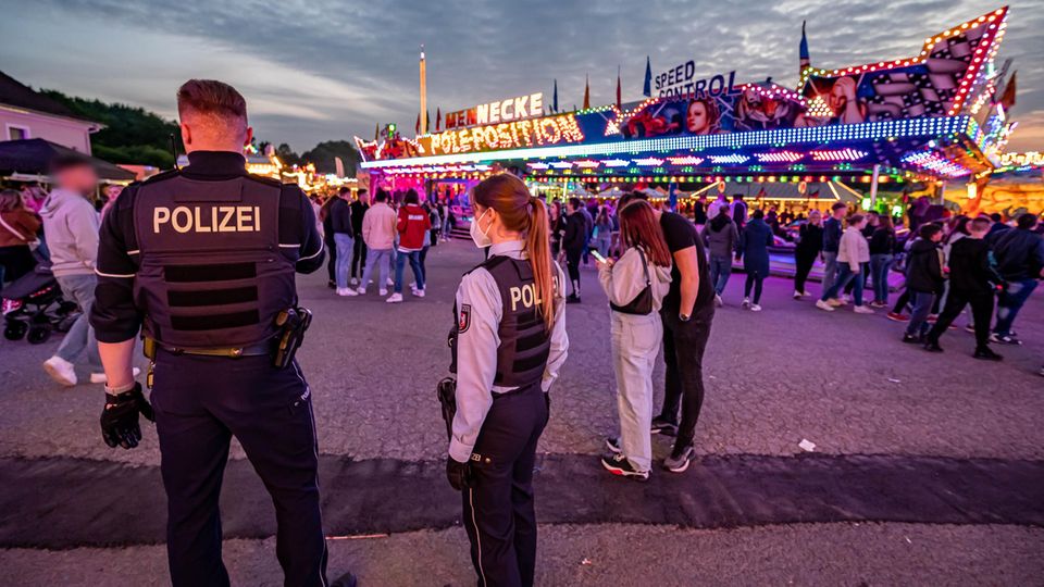 Polizeibeamte unweit des Tatorts auf der Steinert-Kirmes in Lüdenscheid