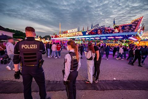 Polizeibeamte unweit des Tatorts auf der Steinert-Kirmes in Lüdenscheid