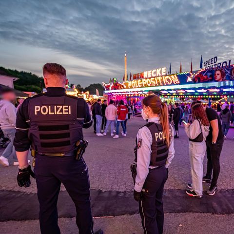Polizeibeamte unweit des Tatorts auf der Steinert-Kirmes in Lüdenscheid