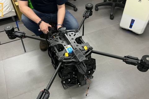 Mit ihren fast  50 Kilogramm muss die Drohne in einem Kfz bewegt werden.