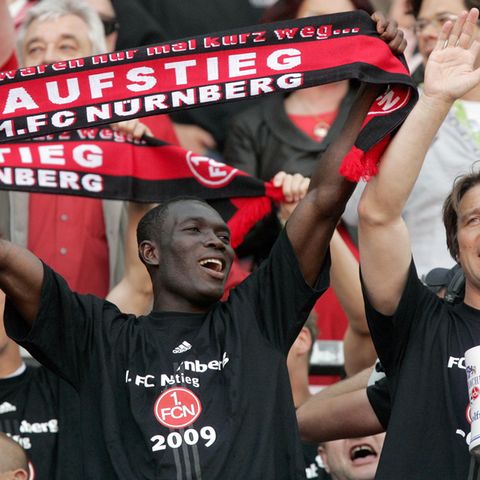 Spieler des 1.FC Nürnberg feiern den Bundesligaaufstieg nach der Relegation 2009