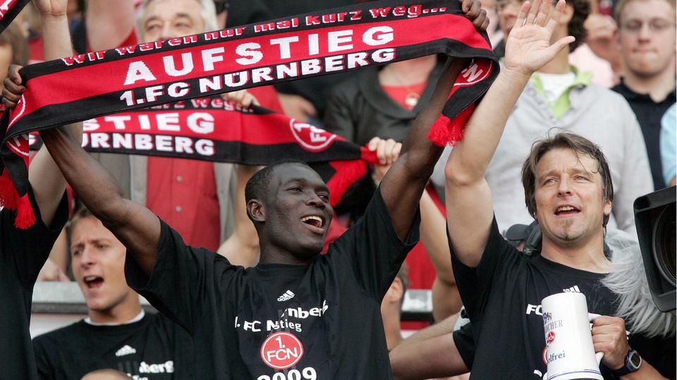 1. Nuremberg footballers celebrate the rise of the Bundesliga after 2009