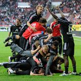 Spieler des 1. FC Nürnberg feiern den Klassenerhalt in der Relegation 2010