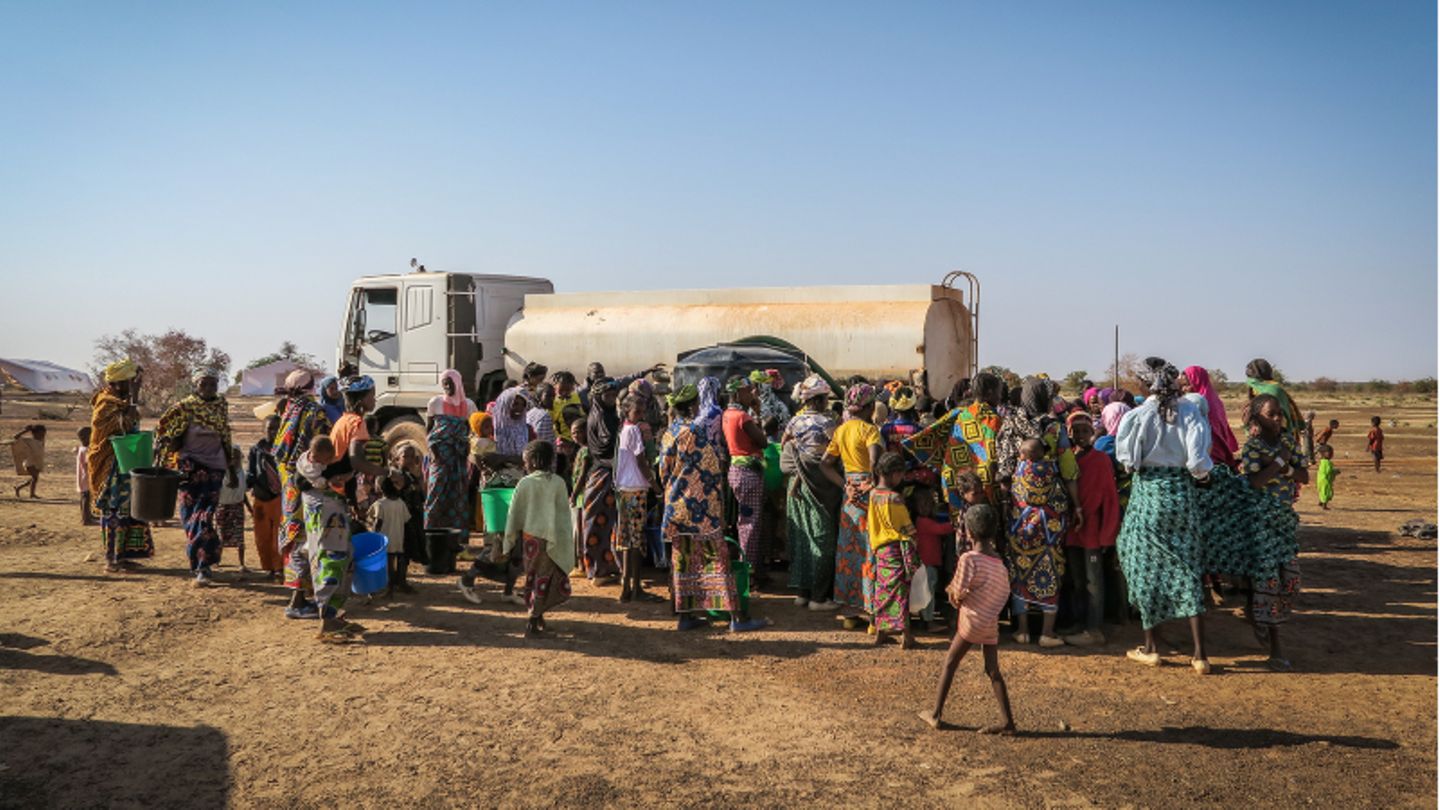 Burkina Faso Menschen stehen an einem Tank-Lastzug zur Ausgabe von Wasser an