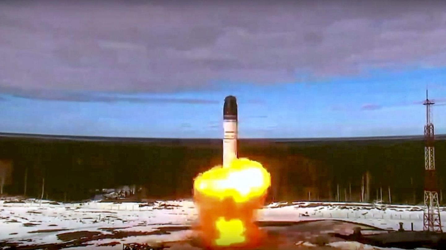Der Start einer Sarmat Interkontinentalrakete bei einem Test im April