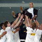 Mönchengladbachs Spieler feiern Lucien Favre nach dem Klassenerhalt 2011