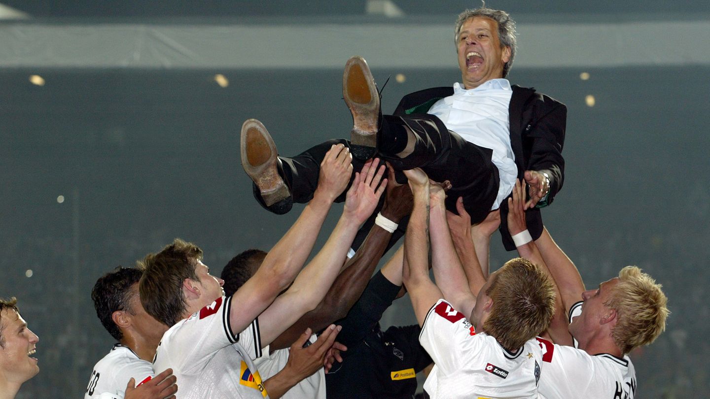 Mönchengladbachs Spieler feiern Lucien Favre nach dem Klassenerhalt 2011 Mönchengladbachs Spieler feiern Lucien Favre nach dem Klassenerhalt 2011