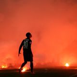 Berlins Rafel beschwert sich bei den eigenen Fans in der Relegation 2012