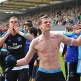 Marcell Jansen und Pierre-Michel Lasogga feiern den Hamburger Klassenerhalt 2014