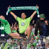 2018 findet sich der VfL Wolfsburg erneut in der Relegation. Gegner ist die Überraschungsmannschaft der Zweiten Liga: Holstein Kiel. Die Norddeutschen sind gerade erst in die zweithöchste Spielklasse aufgestiegen und lange sogar auf Bundesligakurs. Im Saisonendspurt geht den Störchen die Puste aus, so auch in der Relegation: Wolfsburg gewann das Hinspiel 3:1, das Rückspiel 1:0 – und qualifizierte sich in der Folgesaison sogar für die Europa League.