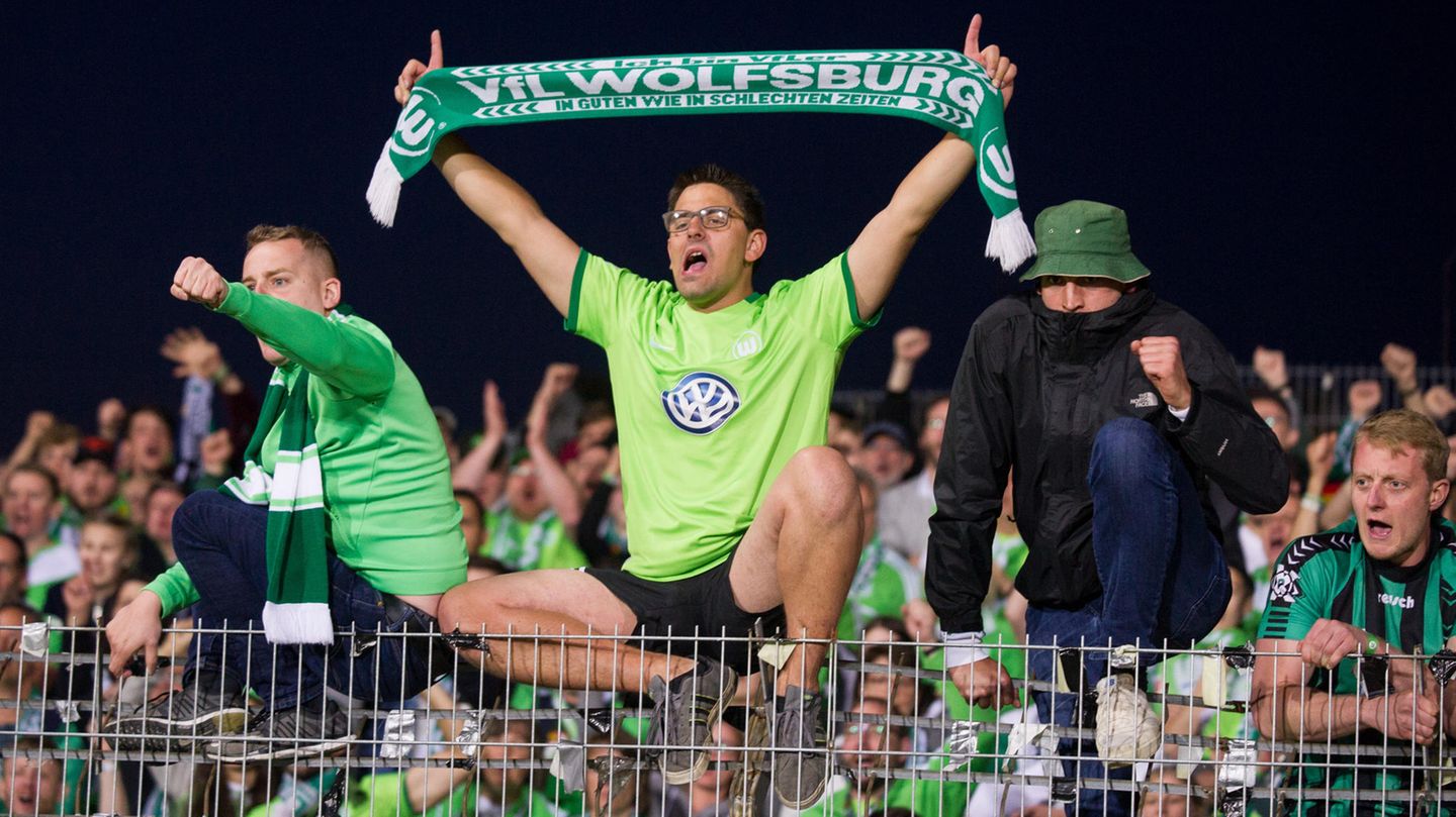 Endspiele um den Auf- oder Abstieg: 2018 findet sich der VfL Wolfsburg erneut in der Relegation. Gegner ist die Überraschungsmannschaft der Zweiten Liga: Holstein Kiel. Die Norddeutschen sind gerade erst in die zweithöchste Spielklasse aufgestiegen und lange sogar auf Bundesligakurs. Im Saisonendspurt geht den Störchen die Puste aus, so auch in der Relegation: Wolfsburg gewann das Hinspiel 3:1, das Rückspiel 1:0 – und qualifizierte sich in der Folgesaison sogar für die Europa League. 2018 findet sich der VfL Wolfsburg erneut in der Relegation. Gegner ist die Überraschungsmannschaft der Zweiten Liga: Holstein Kiel. Die Norddeutschen sind gerade erst in die zweithöchste Spielklasse aufgestiegen und lange sogar auf Bundesligakurs. Im Saisonendspurt geht den Störchen die Puste aus, so auch in der Relegation: Wolfsburg gewann das Hinspiel 3:1, das Rückspiel 1:0 – und qualifizierte sich in der Folgesaison sogar für die Europa League.