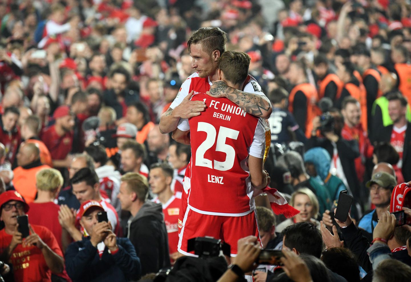 Platzsturm bei Union Berlin nach dem Aufstieg 2019 Platzsturm bei Union Berlin nach dem Aufstieg 2019