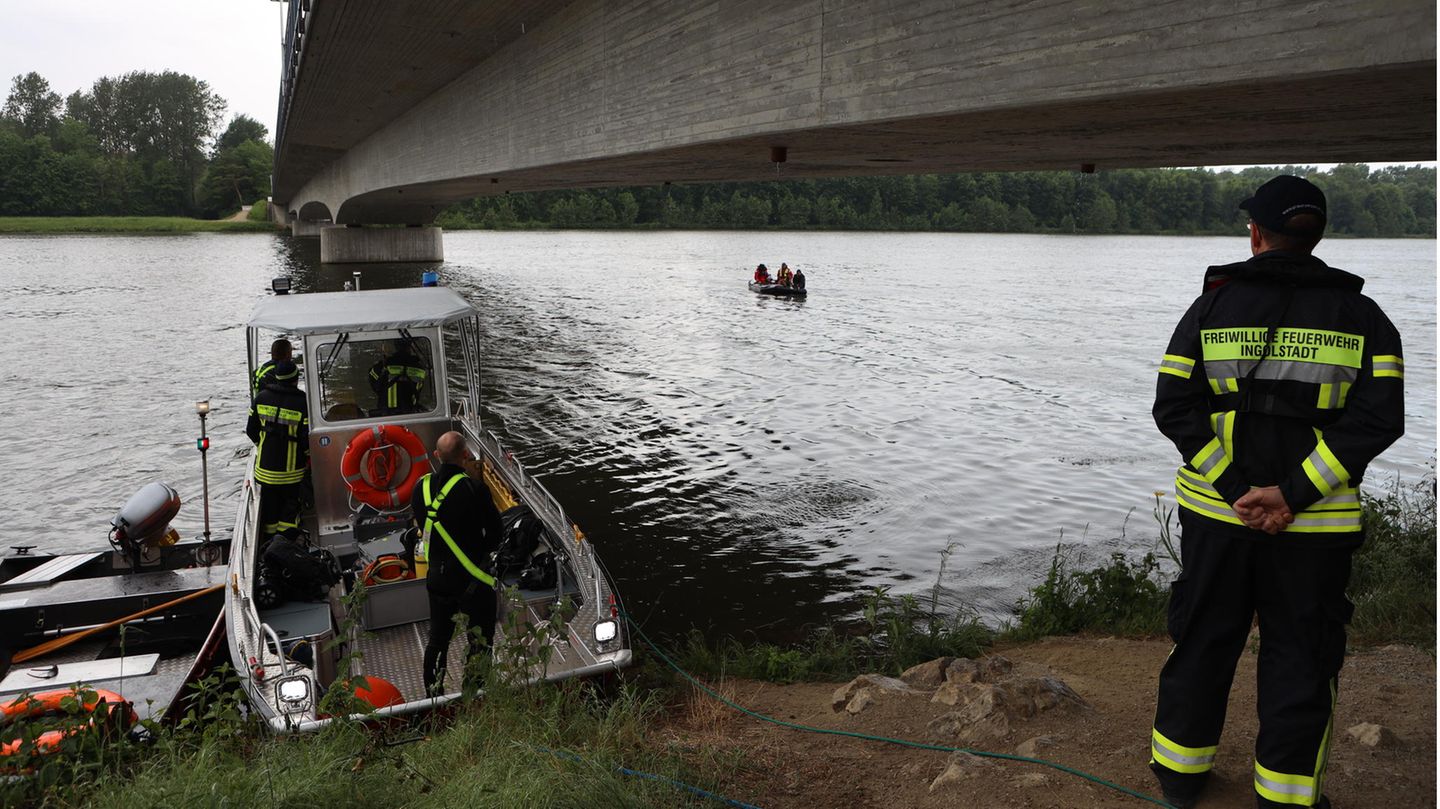 Einsatzkräfte an der Donau