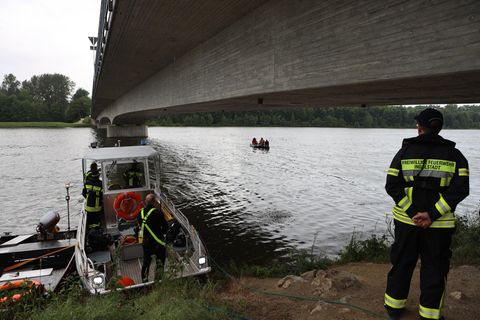 Einsatzkräfte an der Donau