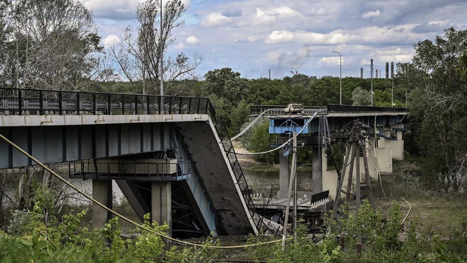 Gesprengte Brücke in der Gegend von Lysychansk,