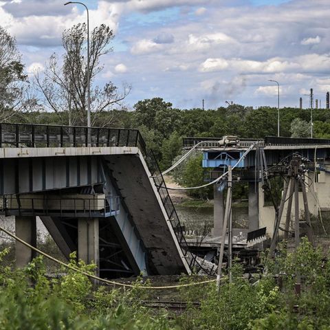 Gesprengte Brücke in der Gegend von Lysychansk,