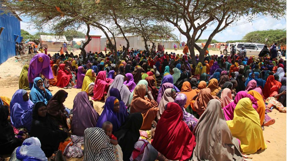 Somalier in einem Camp in den Vororten der Hauptstadt Mogadischu