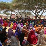 Somalier in einem Camp in den Vororten der Hauptstadt Mogadischu