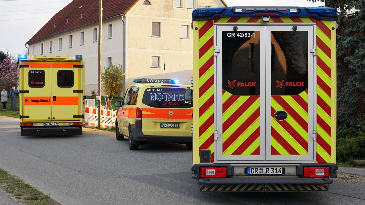 Ein Rettungswagen beim Einsatz (Symbolbild)