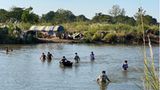 Flüchtlinge waten durch den Moei-Fluss, der Myanmar von Thailand trennt. Ihr Ziel ist die Grenzstadt Mae Sot
