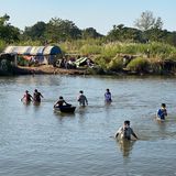 Flüchtlinge waten durch den Moei-Fluss, der Myanmar von Thailand trennt. Ihr Ziel ist die Grenzstadt Mae Sot