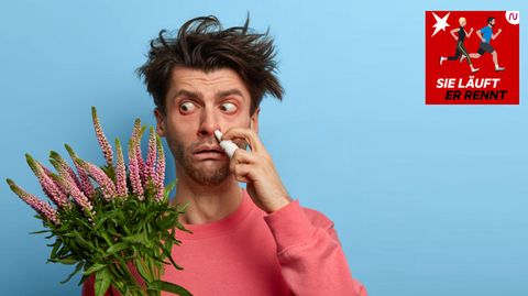 Ein Mann hält Blumen im Arm und benutzt Nasenspray
