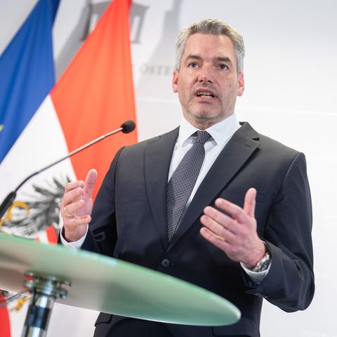 Karl Nehammer (ÖVP), Bundeskanzler von Österreich, spricht auf einer Pressekonferenz