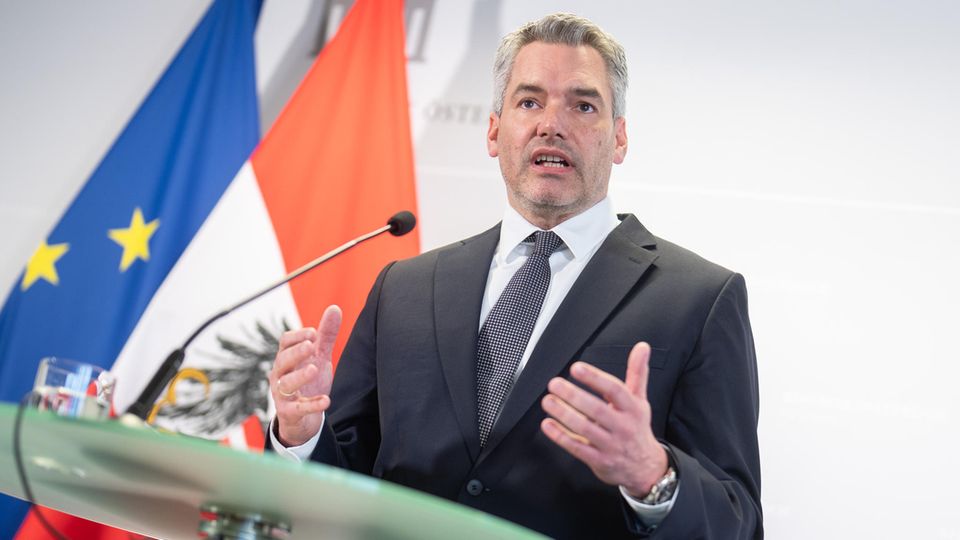 Karl Nehammer (ÖVP), Bundeskanzler von Österreich, spricht auf einer Pressekonferenz