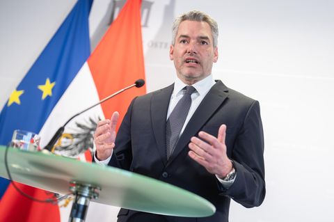 Karl Nehammer (ÖVP), Bundeskanzler von Österreich, spricht auf einer Pressekonferenz
