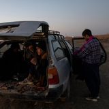 Afghanische Migranten steigen auf dem Weg in den Iran in ein Auto