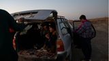 Afghanische Migranten steigen auf dem Weg in den Iran in ein Auto
