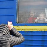 Eine Ukrainerin unterhält durch ein Waggonfenster des Evakuierungszuges am Bahnhof Kramatorsk Kinder