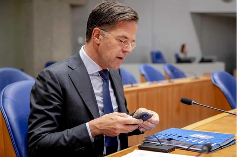 Hollands Premier Mark Rutte schaut auf sein Smartphone