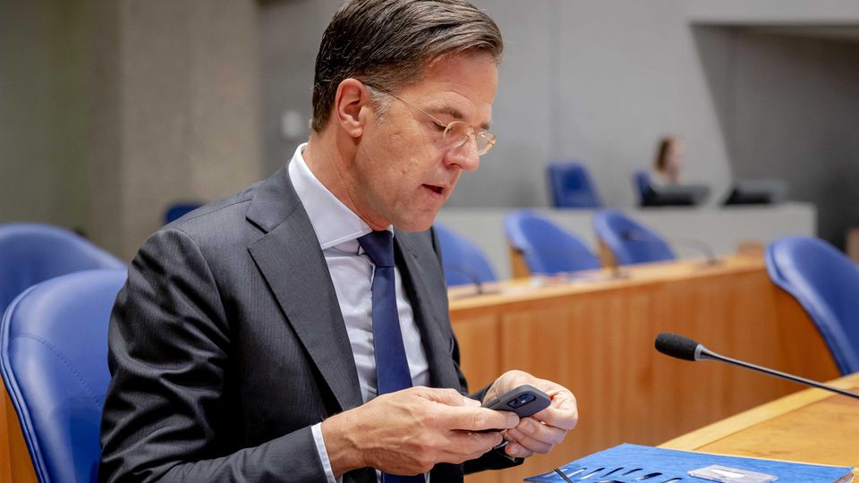 Hollands Premier Mark Rutte schaut auf sein Smartphone