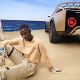 Kleine Details wie das Logo in den Rückscheinwerfern zeigen, wie sehr sich die Designer mit dem Luxus-Offroader Mühe gegeben haben. Die Kleidung der Models soll ebenfalls verkauft werden.