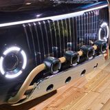 Die Front wird von einem riesigen Kühlergrill und der ersten Ebene an Scheinwerfern dominiert.