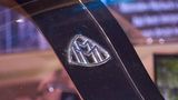 Auch typisch Maybach: Das Emblem am Türrahmen.