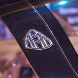 Auch typisch Maybach: Das Emblem am Türrahmen.