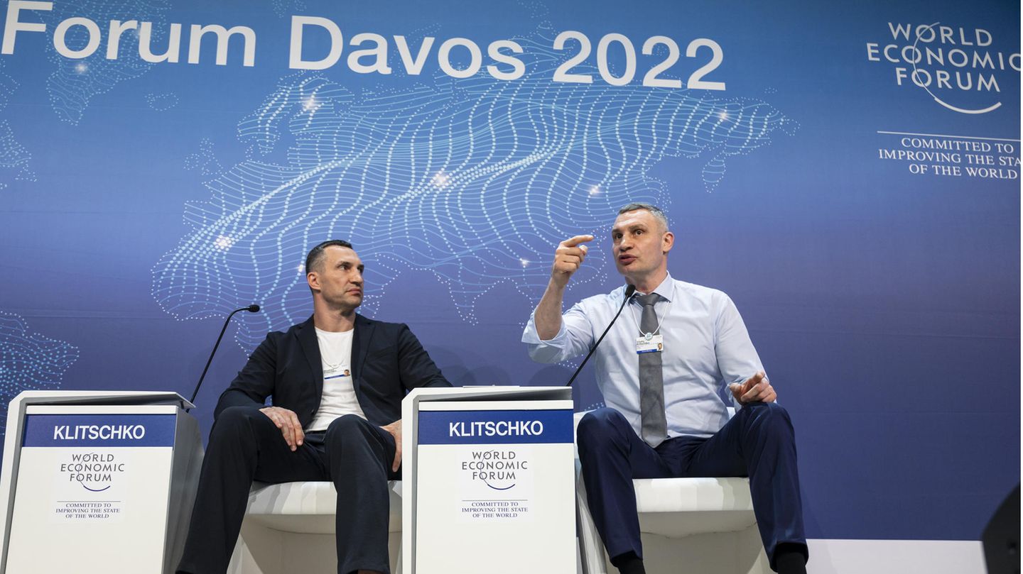 Wladimir Klitschko (l), ehemaliger ukrainischer Profiboxer, und sein Bruder Vitali Klitschko, Bürgermeister von Kiew