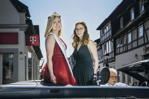 Spargelköniginnen posieren in ihrem Cabrio