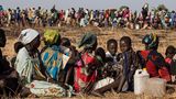 Frauen und Kinder warten am 25.02.2017 in Thonyor, Südsudan, auf Hilfslieferungen vom Welternährungsprogramm